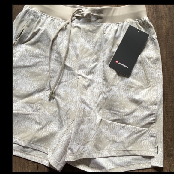 Lululemon license to train short 7LL XL color SVL1 - Picture 3 of 5